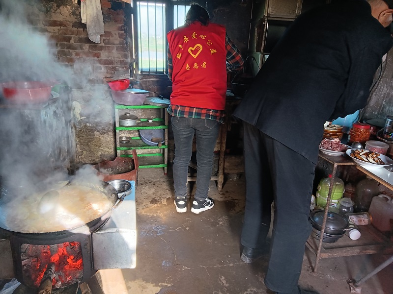 冬日暖阳 情系孤寡老人